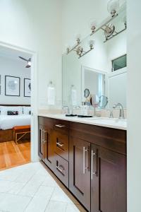 uma casa de banho com um lavatório e um espelho grande em The Guesthouse Hotel em Chicago