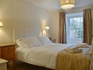1 dormitorio con 1 cama con toallas en Fellmere en Ambleside