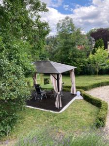 cenador con mesa y sillas en la terraza en Villa Rosengarten, en Blankenburg