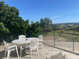 una mesa y sillas en un patio en Agrimar, en Magliano Romano