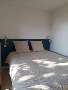 Un pat sau paturi într-o cameră la Loft privatif TYGLAZ - Golfe du Morbihan