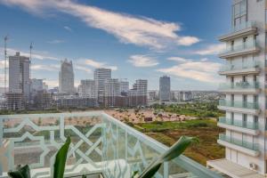 un balcone con vista sulla città di anfa Louise a Casablanca