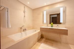 un bagno con vasca e lavandino di anfa Louise a Casablanca