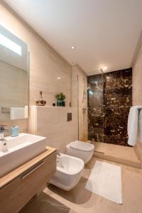 un bagno con lavandino, wc e doccia di anfa Louise a Casablanca