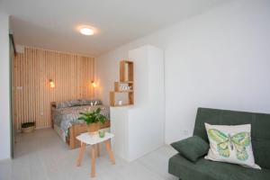 - un salon avec un canapé vert et un lit dans l'établissement Mati, à Ripenda Kras