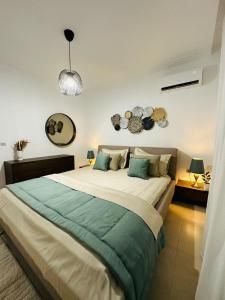 Postel nebo postele na pokoji v ubytování A Luxury 2BR with Big Pools Perfect for Family Summer Escape!