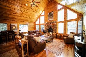 a living room with leather furniture in a log cabin at Aspen Glow Lodge ~ Luxury Cabin in Duck Creek in Duck Creek Village