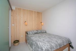 - une petite chambre avec un lit dans l'établissement Mati, à Ripenda Kras