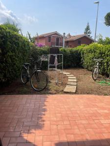 dos bicicletas estacionadas en un patio junto a una casa en Casa Marina, en Palo