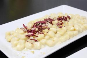 un plato de comida con pasta y cebolla roja en Agrimar, en Magliano Romano