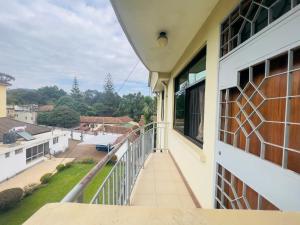 uma varanda com vista para uma rua em Beckys Apartment in down Town Arusha 