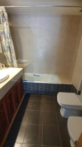 Un baño con bañera, inodoro y lavabo. en Apartamento Julieta, en Estepona