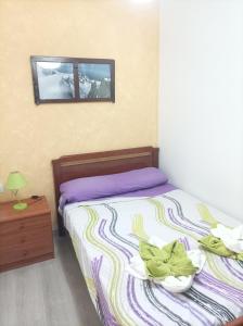 1 dormitorio con 1 cama con espejo en la pared en El Loft de Cris, en Béjar