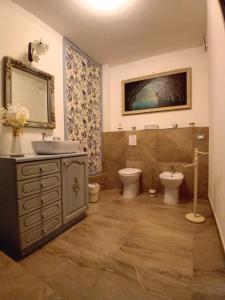 a bathroom with a sink and a toilet at EMARI HOME in Gaeta