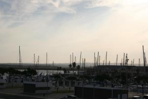 um monte de barcos estacionados numa marina em Azul Cielo em Ayamonte