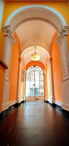Habitación vacía con paredes de color naranja y ventana grande. en Hotel Artistico en Bogotá