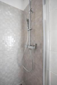 La salle de bains est pourvue d'une douche avec un tuyau. dans l'établissement Mati, à Ripenda Kras