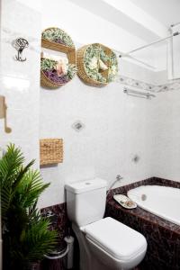 een badkamer met een toilet en een bad bij Calma House in Kompítsion