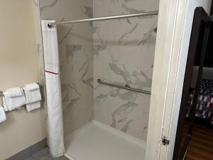 Et badeværelse på Baymont by Wyndham Findlay + 15 billeder