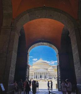 - une vue sur un bâtiment à travers une arche dans l'établissement Civico Sedici, à Naples