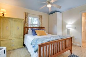 een slaapkamer met een bed en een plafondventilator bij Crystal River House with Access to Dock, Gulf 7 Mi! in Crystal River