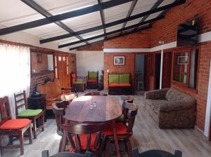 sala de estar con mesa de madera y sillas en Villa Almafe, en Villa de Leyva