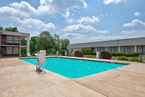 a swimming pool in front of a building at Motel 6-Conyers, GA in Conyers