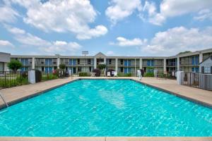 a swimming pool in front of a building at Motel 6-Conyers, GA in Conyers