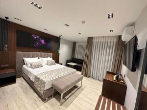 um quarto com uma cama e uma televisão em La Miel Suites em Şile