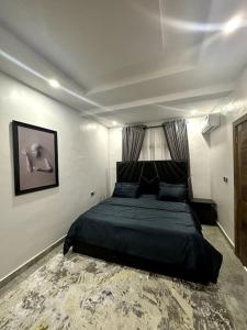 um quarto com uma cama preta num quarto em Luxury 1 bed apartment with pool em Lagos
