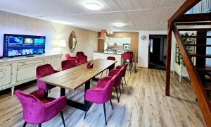 Μια τηλεόραση ή/και κέντρο ψυχαγωγίας στο UV Apartmány +36 φωτογραφίες