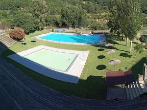 una vista aérea de una piscina con sombrillas en Casa Rural La Cumbre, en Gata