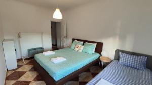 ein kleines Schlafzimmer mit einem Bett und einem Sofa in der Unterkunft Li-miana Alojamento Local in Ponte de Lima