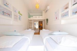 リスボンにあるWanderful Home - Travel Themed Apartmentの白いベッドが並ぶ部屋