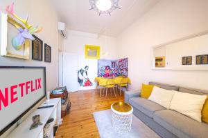ein Wohnzimmer mit einem Sofa und einem Tisch in der Unterkunft Wanderful Home - Travel Themed Apartment in Lissabon