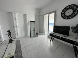 Фотография из галереи Santorini Grace Villa 3 в городе Foinikiá +12 фотографий