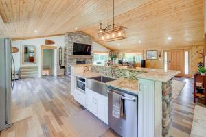 Una gran cocina con suelos de madera y techo de madera. en Champion Vacation Rental with Fire Pit!, en Champion