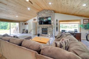 sala de estar con sofá grande y chimenea en Champion Vacation Rental with Fire Pit!, en Champion