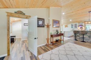 una gran sala de estar con techo de madera. en Champion Vacation Rental with Fire Pit!, 