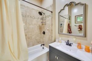 Un baño con lavabo y ducha con espejo. en Champion Vacation Rental with Fire Pit!, en Champion 27 fotos más