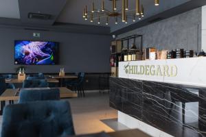 Hotel Saint Hildegard的电视和/或娱乐中心