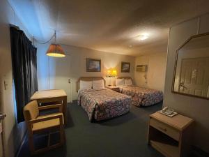 Llit o llits en una habitació de Twin Pine Motel