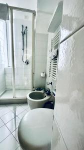 W łazience znajduje się prysznic, toaleta i umywalka. w obiekcie Villa La Zagara by CapriRooms w mieście Capri