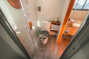 uma pequena casa de banho com WC num quarto em AYCA La Flora Hotel Boutique em Valparaíso