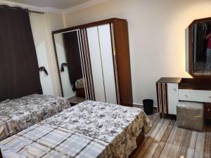 Postel nebo postele na pokoji v ubytování مدينة الشيخ زايد القاهره