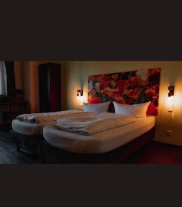 Un pat sau paturi într-o cameră la Self CheckIn Hotel Heckenrose Lorin