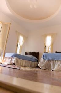 1 Schlafzimmer mit 2 Betten in einem Zimmer in der Unterkunft Sandorini Villa for Rent in Giza