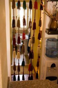 Une bande de tassels suspendus à un mur dans une cuisine dans l'établissement Sandorini Villa for Rent, à Giza