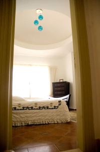 ein Schlafzimmer mit einem Bett und einem Fenster in einem Zimmer in der Unterkunft Sandorini Villa for Rent in Giza