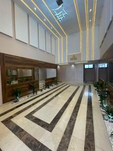 een lobby van een gebouw met een dansvloer bij اقامة الانوار in Nador